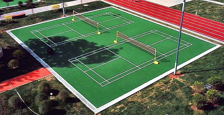 羽毛球场草坪