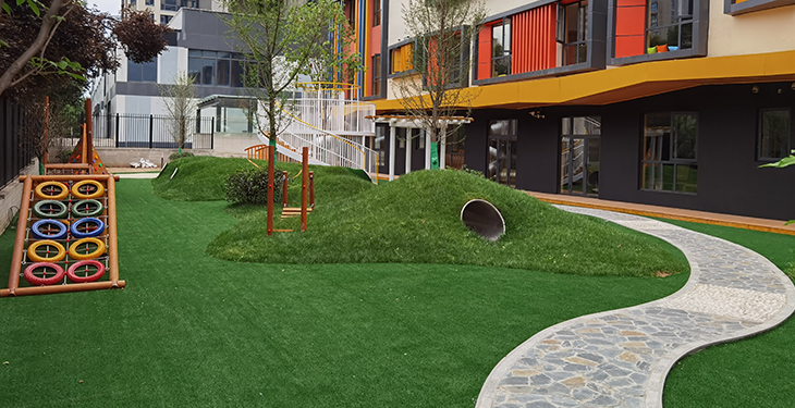 【场地维护】冬季雨雪天气来袭，幼儿园人造草坪如何维护？